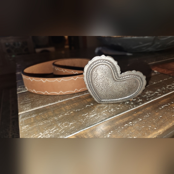 unbranded Accessories - Heart-Shaped Silver Buckle Brown Belt, 3 1/4" Buckle.Leather 36". Unbranded.